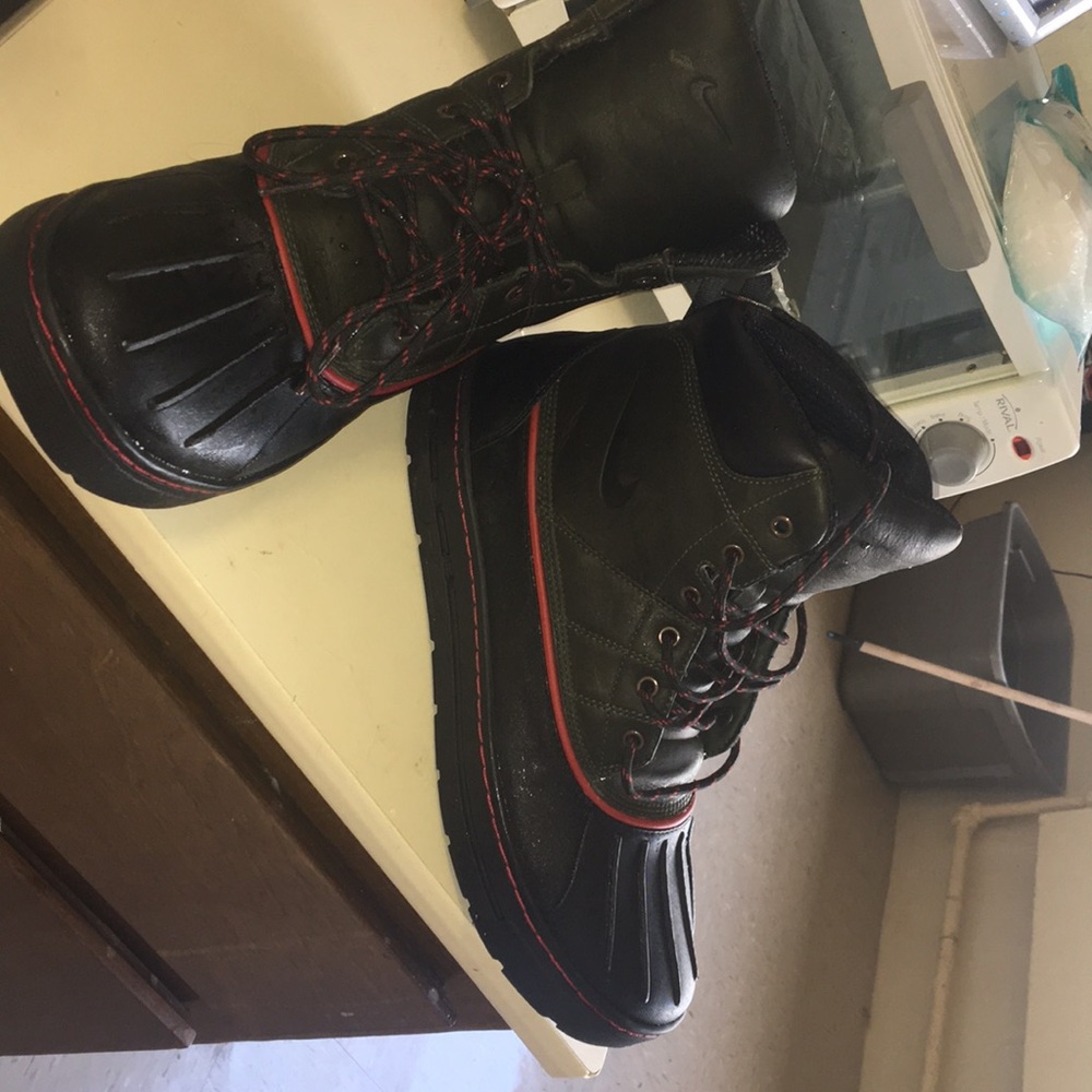 Nike boots red n black